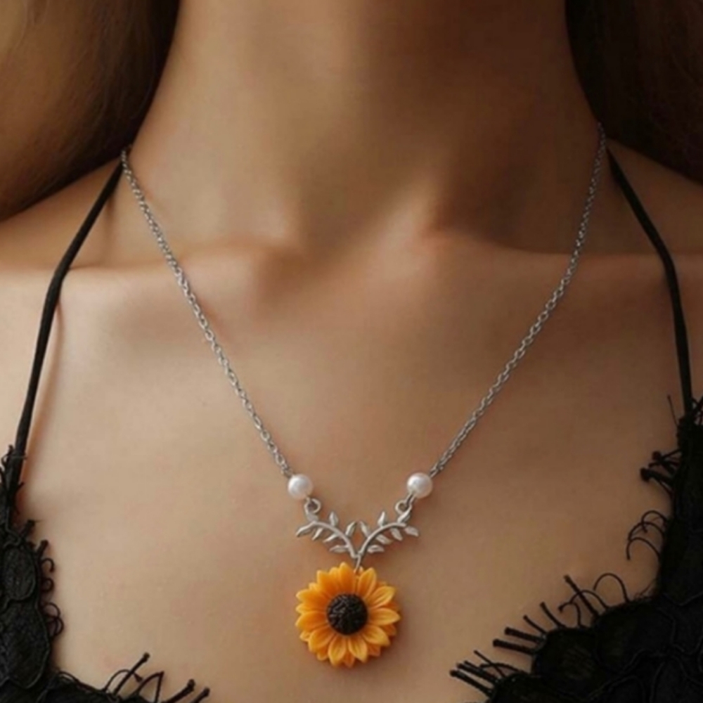NEW Sunflower Silver Tone Necklace